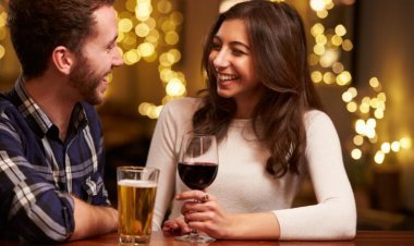 Faire boire de l'alcool de manière excessive à une femme, une tactique bien utilisée par des hommes pour obtenir un rapport sexuel