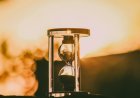 À la hâte et sans égards : Les conséquences négatives du manque de temps sur les relations sociales