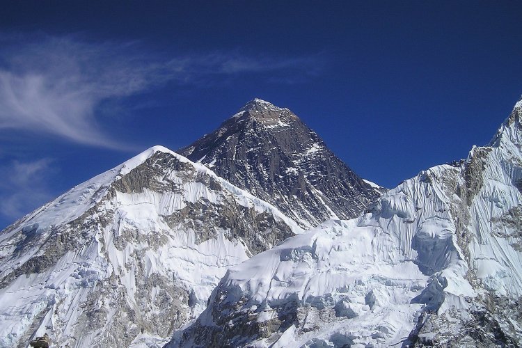 Qui est la première personne à avoir atteint le mont Everest ?